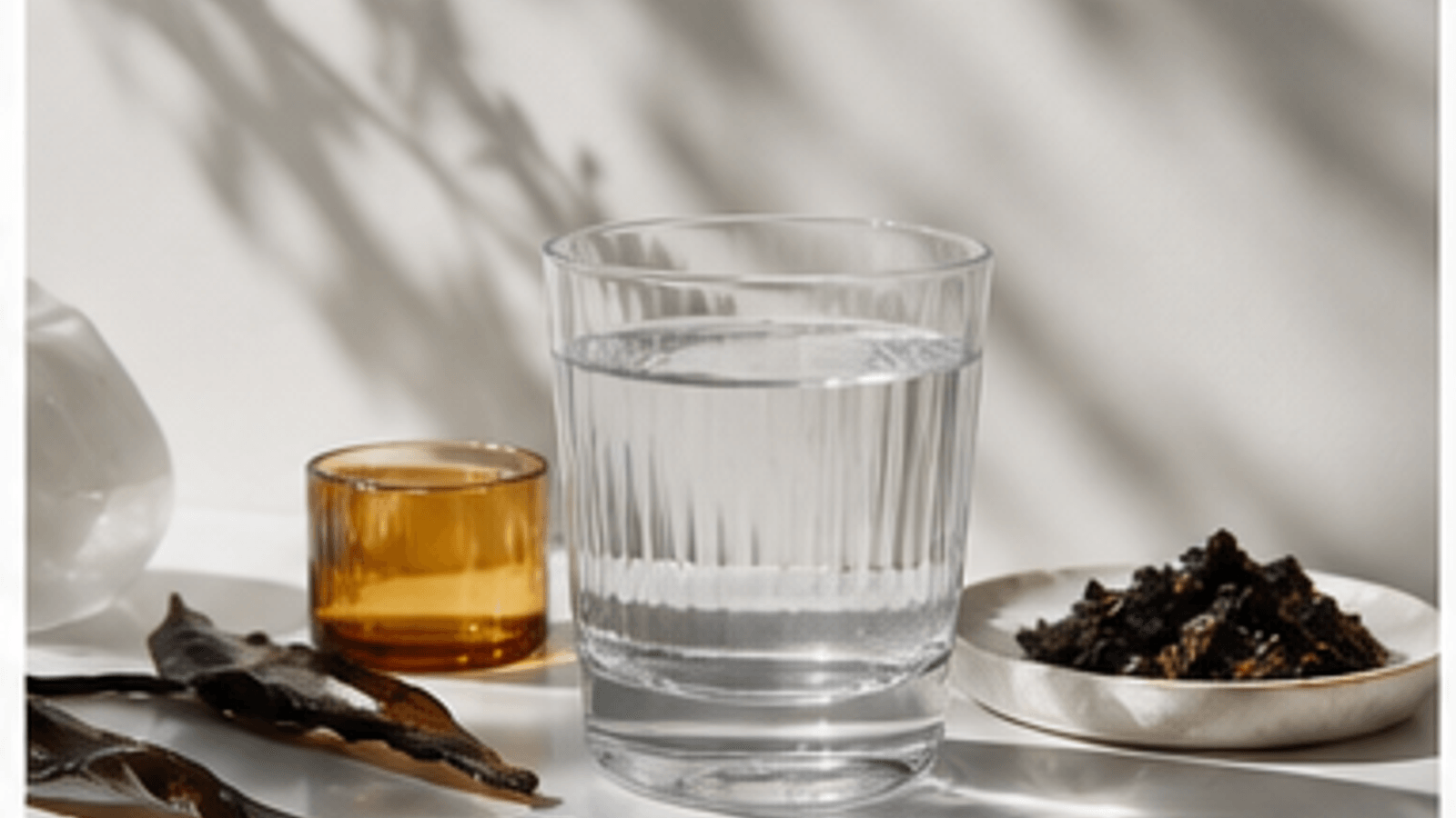 Routine tiroide quotidiana con minerali ambrati e acqua