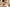 Applicazione mirata della crema sul gomito con un massaggio delicato