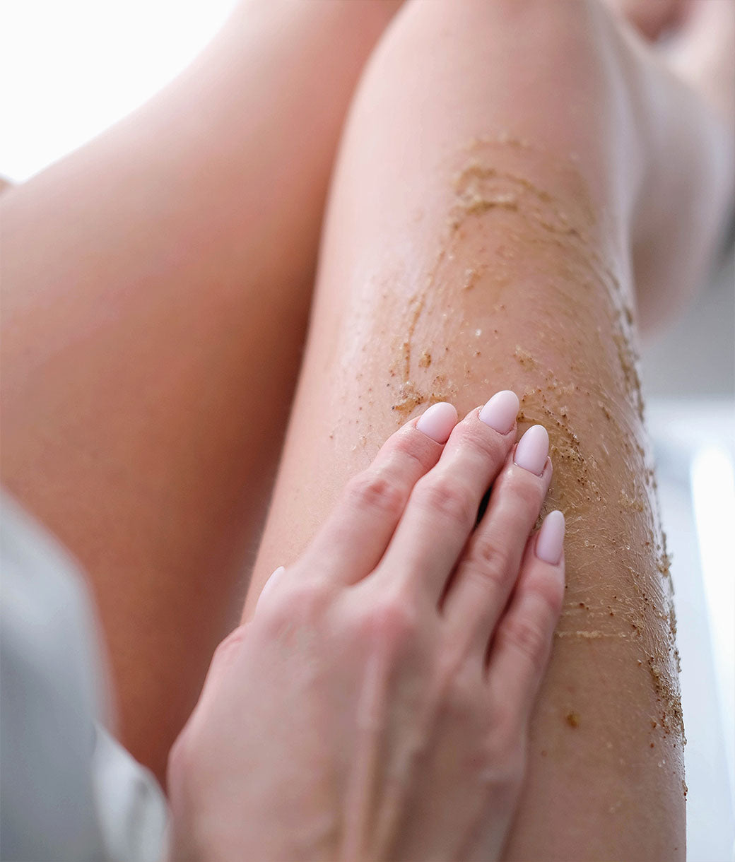 Prepara la tua pelle con il trattamento levigante di GoldSun SCRUB GOLDSUN GRADUAL BRONZE - L'ABBRONZATURA PROGRESSIVA SPRAY