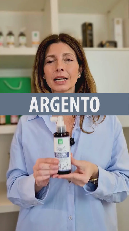 Presentatrice con il flacone di Argento Biomed